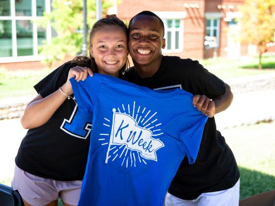 Students hold K Week t-shirt at Big Blue Move In.