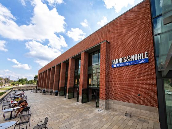 Image of UK's Bookstore with Barnes and Noble sign